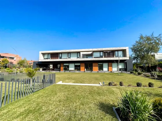 Casa Moderna En Venta De 7 Dorm. En Colina
