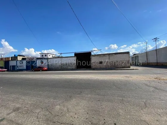 Bray Montoya Alquila Galpon Industrial Con 2000m2 Con Area De Deposito Con Todos Los Servicios Básicos En La Zona Industrial I Barquisimeto 2#5#4#1#4#1 Bray Montoya                                    