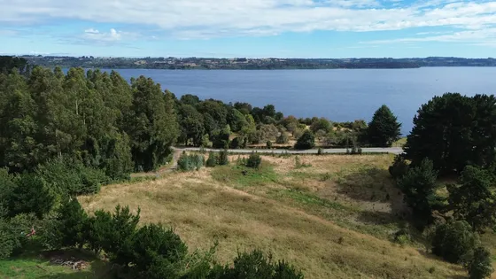 Punta Larga Frente Al Lago