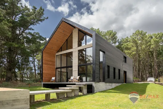 Espectacular Casa De Diseño Con Pileta Y Fondo Libre