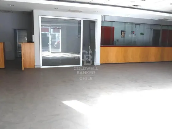 Gran Local Comercial - Calle Covadonga - San Bernardo