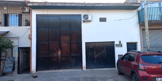Oferta Única! Amplio Galpón A Precio De Oportunidad! Dueño Vende. En Lomas De Zamora. Con Oficina, 2 Baños, Terraza, Cochera Y Entrada Para Camiones. 