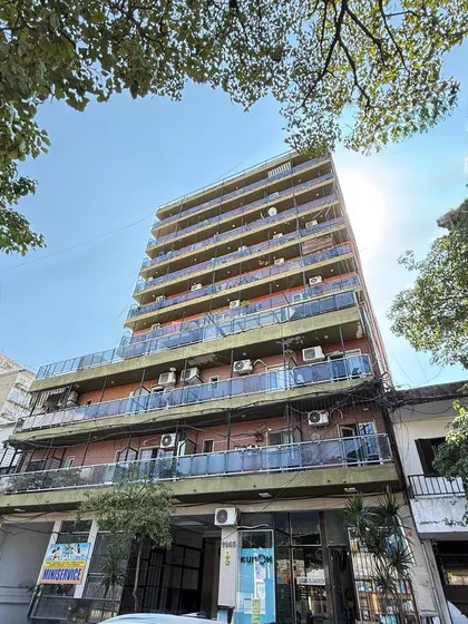 Monoambiente Con Patio + Cochera En Córdoba Al 1100, Zona Centro