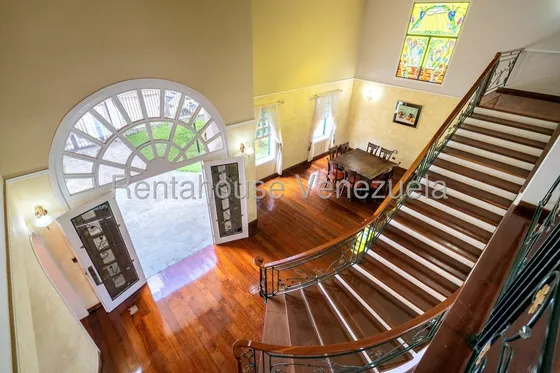 Casa En Venta En Prados Del Este Con Agradable Vista Panorámica