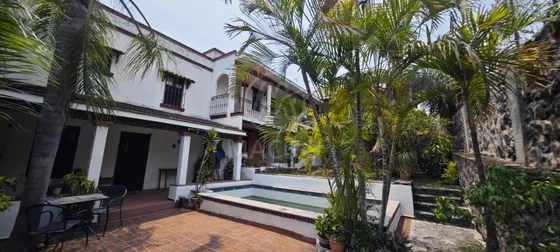 Casa En Venta En Fracc. Colinas De Oaxtepec Con 8 Amplias Recamaras, Ideal Para Proyecto De Inversión