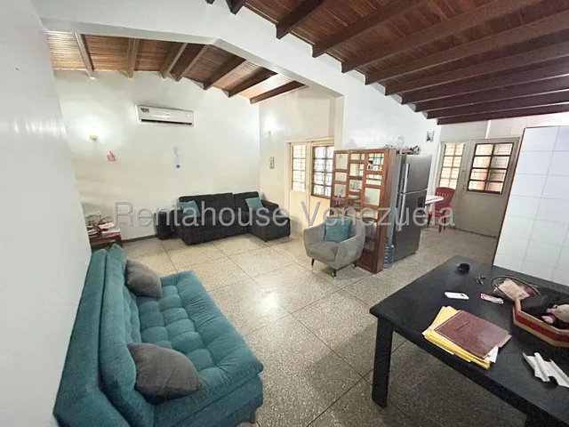 Julian Galindez Vende Amplia Casa Con Terreno Adicional En Urb Santa Cecilia Cabudare #25-20453