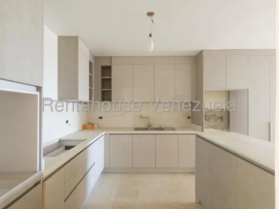 Maribel Morillo Asesor Inmobiliario De Rentahouse Vende; Elegante Apartamento;de 196m2 Con 4 Hab. Y 4 Baños; Piso En Marmol Y Cocina Moderna; Todo A Estrenar; Condominio Con Planta Al Este De Bqto