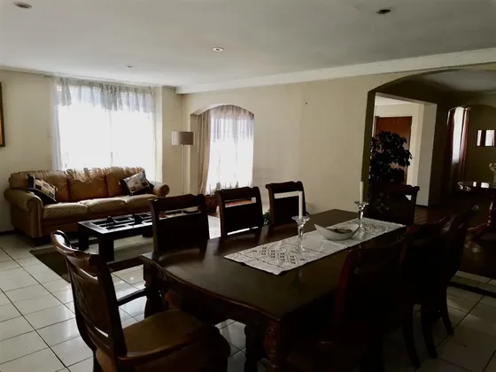 Casa ,6dorm. 4baños,estar,piscina. Quincho, Jardines. 7estac