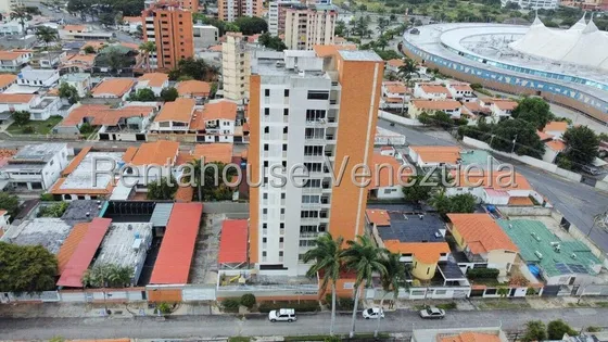 Mayra Lara Rah Vende Apartamento En El Este De Barquisimeto, Amplio, Moderno Y Acogedor, 3hab, 2 Baños, Jacuzzi, 2 P/e, Planta Eléctrica, Cercano A Centros Comerciales, Colegios, Clínicas, Av. Ppales