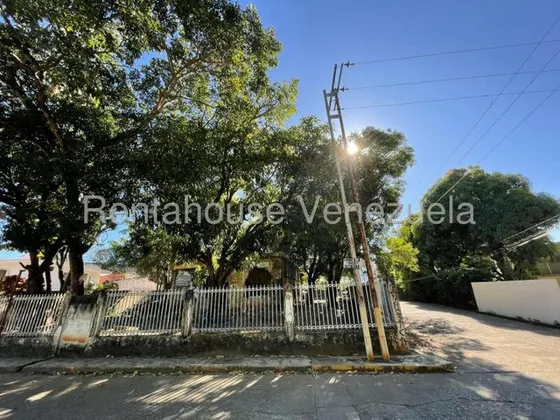Estupendo Terreno En Esquina, En Centrica Zona Residencial  En San Juan De Los Morros, 25-11510 More 