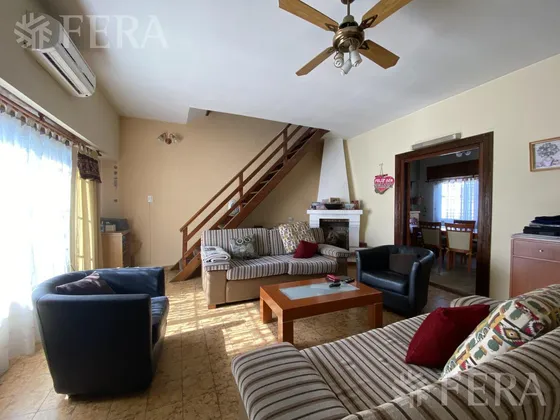 Venta De Casa De 4 Ambientes Con Cochera, Jardin, Patio Con Parrilla Y Terraza