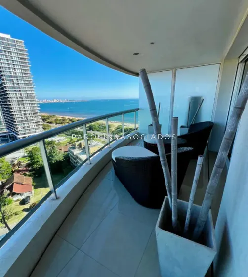 Departamento En Venta De 2 Dormitorios Y Dependencia En Torre Aquarela, Punta Del Este
