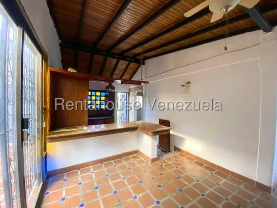 Sornagel Vargas Vende Comoda Casa Con Patio, Urbanismo Privado, Cabudare Mls #25-19355