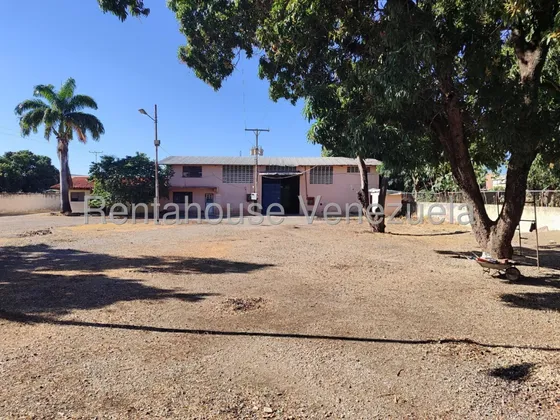 Galpón En Alquiler Sobre Un Terreno De 8.548 M2 Y Un Galpon Funcional De 560 M2 Con Oficinas Y Baños Con Todos Los Servicios Básicos Agua Y Electricidad Trifásica Nela 25-16871