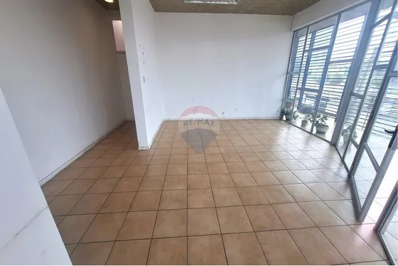 Oficina  En 5 De Abril / Gral Velásquez
