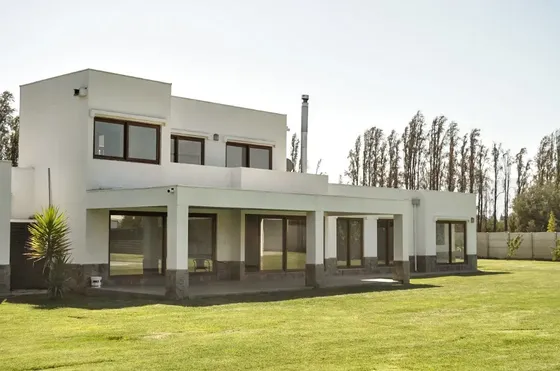 Excelente Casa Mediterranea En Condominio En Las Mercedes