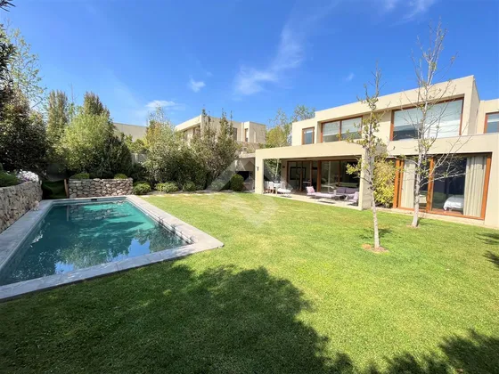 Casa En Venta De 4 Dorm. &#43; Sala Estar En Chicureo P. Roj