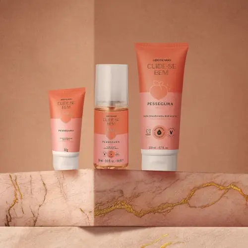 Três produtos da linha Cuide-se Bem Pessegura dispostos em uma plataforma de pedra