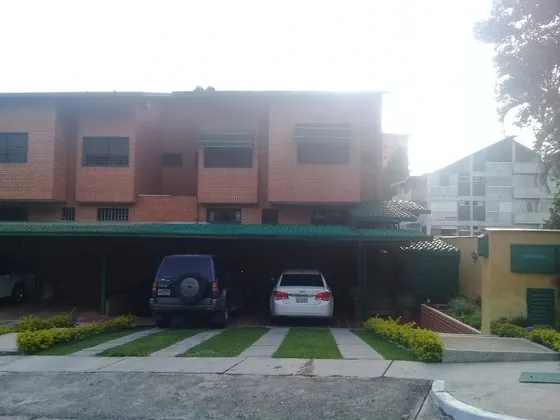 Se Vende Bello Town House En La Unión. La Mapora 250 M2