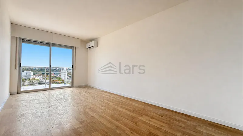 Apartamento En Alquiler, 2 Dormitorios Y Garaje En Pocitos - Inmobiliaria Lars
