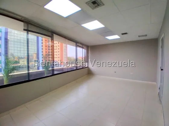 Julian Galindez Alquila Excelente Local En El Centro Comercial Rio Lama Barquisimeto #25-19254