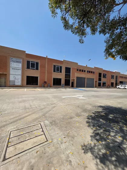 Alquiler De Galpón Con Oficinas C.c. Unicenter , Zi Municipal Norte Con Oficinas, Ubicado En Centro Comercial Del Municipio Valencia Rp.