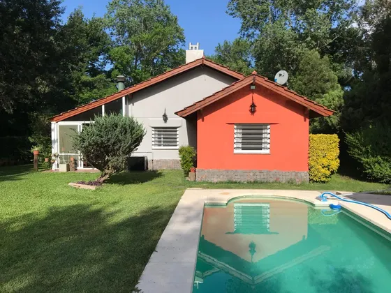 Casa En Venta - 2 Dormitorios 2 Baños - Cochera - 1.000mts2 - Chascomús