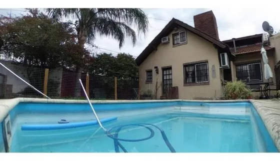 Casa En Venta - 4 Dormitorios 3 Baños 1 Cochera - 300mts2 - Ituzaingó
