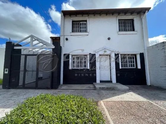 Casa En Venta En Campana Moderna Estilo Familiar Residencial Prolija Centro