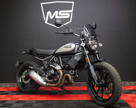 Ducati Scrambler 800 Color Gris Modelo 2022.