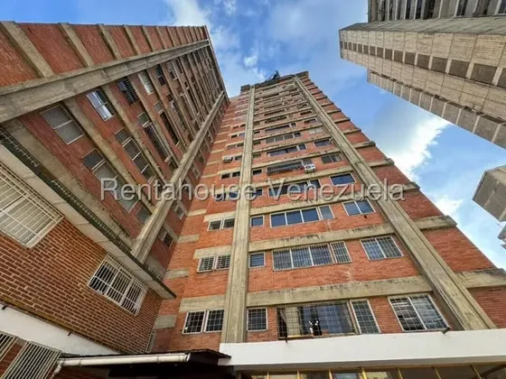 Apartamento En Venta En Colinas De Bello Monte, Ofrece Una Distribución Funcional Y Cómoda Listo Para Habitar Mls #26-21756 Bm