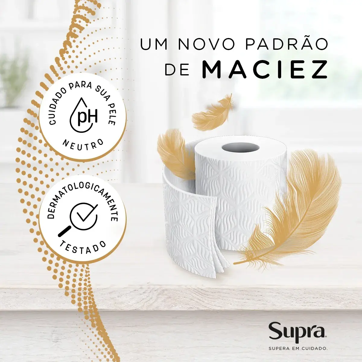 Rolo de papel higiênico Supra parcialmente desenrolado em um ambiente claro, enfatizando os selos de pH neutro e dermatologicamente testado para cuidado com a pele.