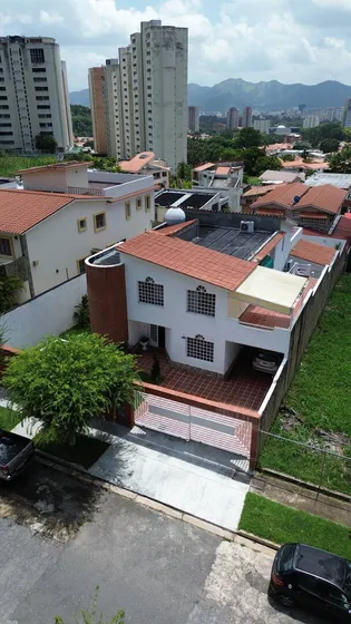 Annic Coronado Vende Casa De Oportunidad Urbanizacion El Parral - Calle Cerrada Con Vigilancia Ref. 250474