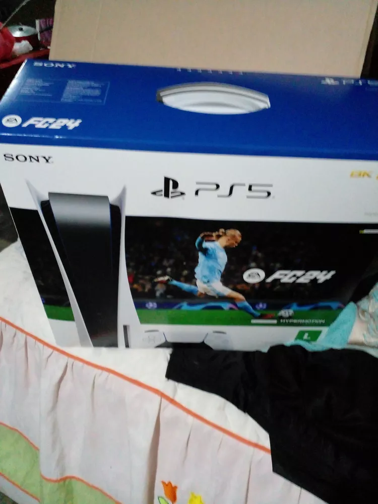 Playstation 5 825gb Disco + Bundle Ea Sports Fc 24 Midia Física Cor Branco  E Preto Sony Bivolt