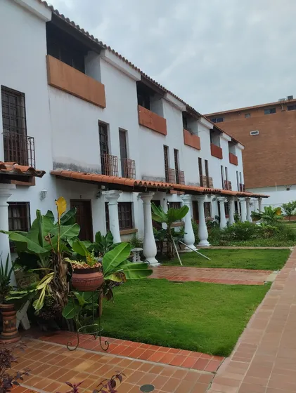 Alquiler De Amplio Tonwhouse Av. Principal De Lecheria- Alexis Quinan