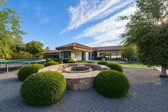Casa Con Gran Jardín, Piscina Y Quincho | Condominio