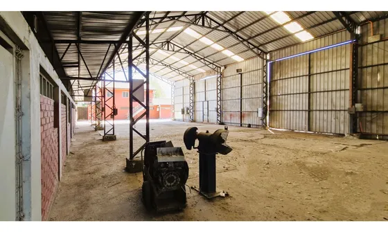 Terreno De 10.300 M2., En  Llay Llay, Con Dos Galpones, Bode