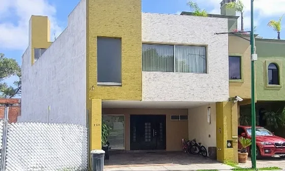 Casa En Venta En Residencial Jardines De Vista Bella En Morelia Con Privilegiada Ubicación (a)