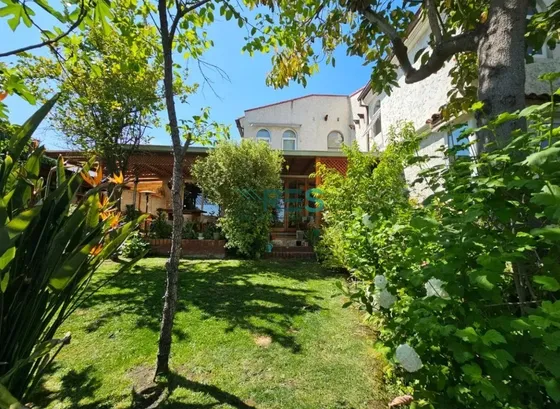 Casa En Venta De 5 Dorm. En La Reina