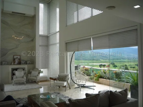 Imaginese Vivir En El Confort Y La Seguridad Que Le Ofrece Este Bello, Lujoso Y Moderno Penthouse Con Vista Espectacular Al Campo De Golf Balcon Y Jardinera Que Conecta Con La Sala Y Comedor