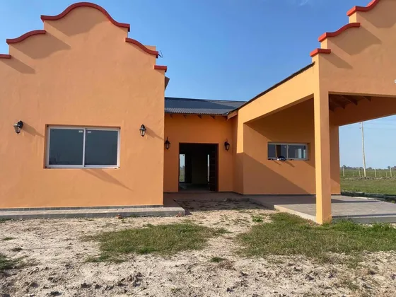 Casa En Venta - 2 Dormitorios 2 Baños - Cochera - 1000mts2 - Campos De La Enriqueta, La Plata