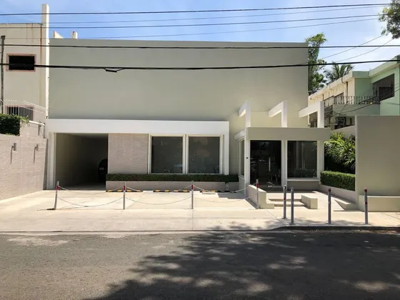 Edificio De 2 Niveles En Gazcue