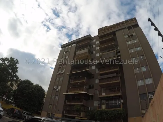 Fresco, Amplio E Iluminado Apartamento, Piso Bajo, Excelente Distribucion, Son Dos Apartamentos Por Piso, Ubicado A Una Cuadra De Las Principales Vías De Circulación De La Ciudad, 