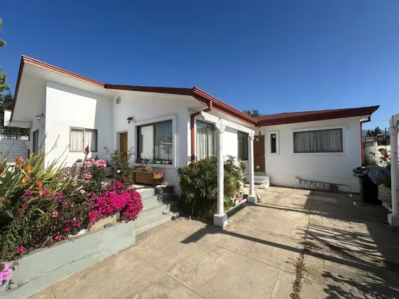 Hermosa Casa Quinta En Limache Con Amplio Jardín Y Piscina