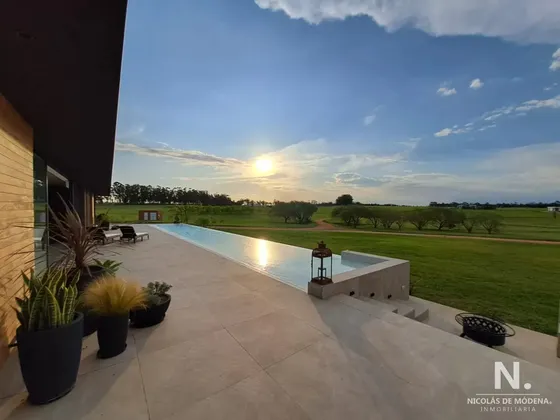 Espectacular Chacra Con Chalet En Venta De Un Estilo Minimalista, 2 Dormitorios.