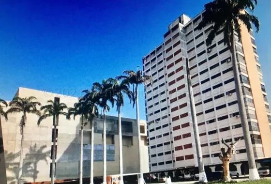 Raiza Suarez Vende Amplio Apartamento En Zona Privilegiada Al Este De Barquisimeto 2 5 7 3 1 0  Con Servicio De Agua Constante,  Piscina Y Parque Infantil 