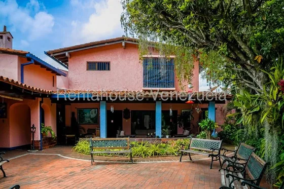 Tg Casa En Venta En Prados Del Este En Exclusiva Calle Privada, Elegante Con Bellos Jardines. 25-24216 Ys