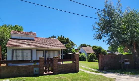 Casa De 4 Ambientes Amplios Y Luminosos, Para 6 Personas, 2 Baños, Gas Natural, Agua Corriente, Smart Tv, Wifi, Parrilla, Con Parque Y Cochera, Disponible.