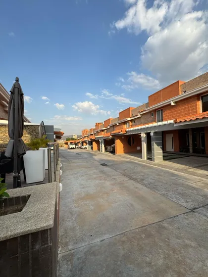 Town House En Venta Planta Eléctrica Total Amoblado Valles De Camoruco