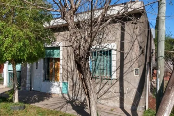Venta De Casa Con Local Comercial En Pablo Nogues, Malvinas Argentina